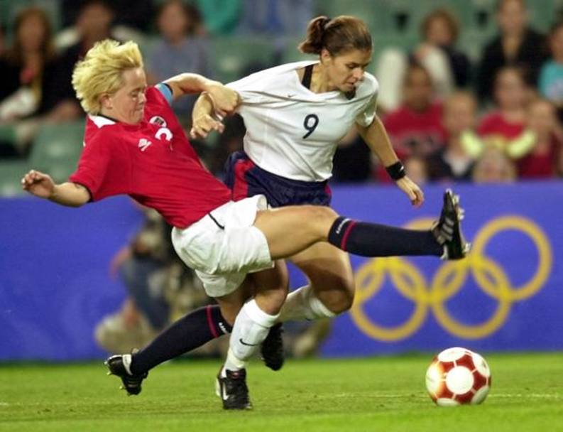 Grande grinta in campo: Hamm resiste a una carica della norvegese Goerit Kringen ai Giochi Olimpici di Sydney, il 28 settembre 2000 (AP)